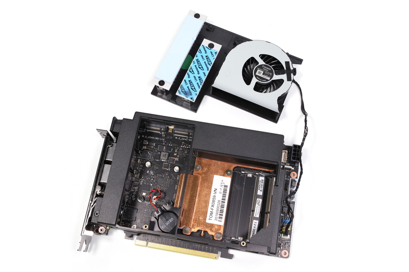 冷却ユニットのカバーの一部を取り外すと、メモリスロットとM.2スロットにアクセスできる