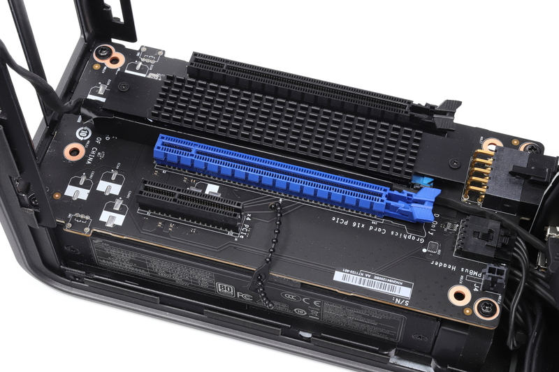 ベースボード。PCI Express 3.0 x16スロット、PCI Express 3.0 x4スロット、SSD冷却用ヒートシンク付きM.2スロットを備えている