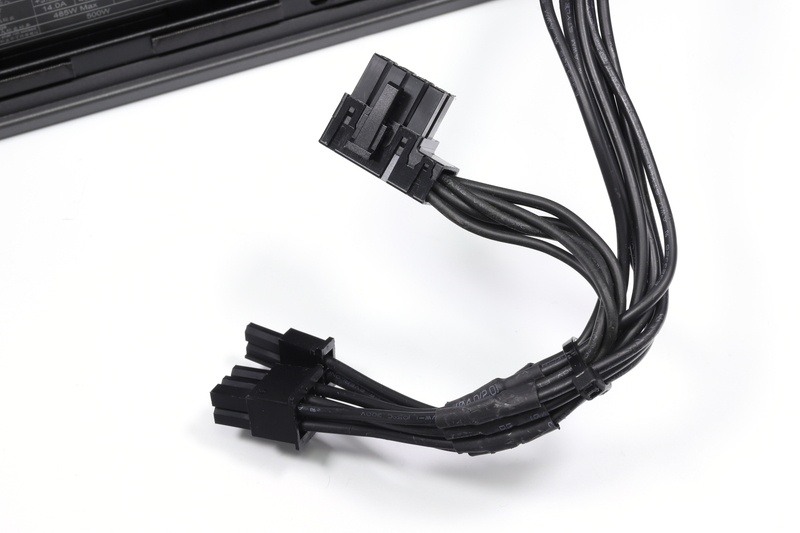 ビデオカード用の補助電源コネクタ。L字型の8ピンコネクタと、通常の6+2ピンコネクタが用意されている