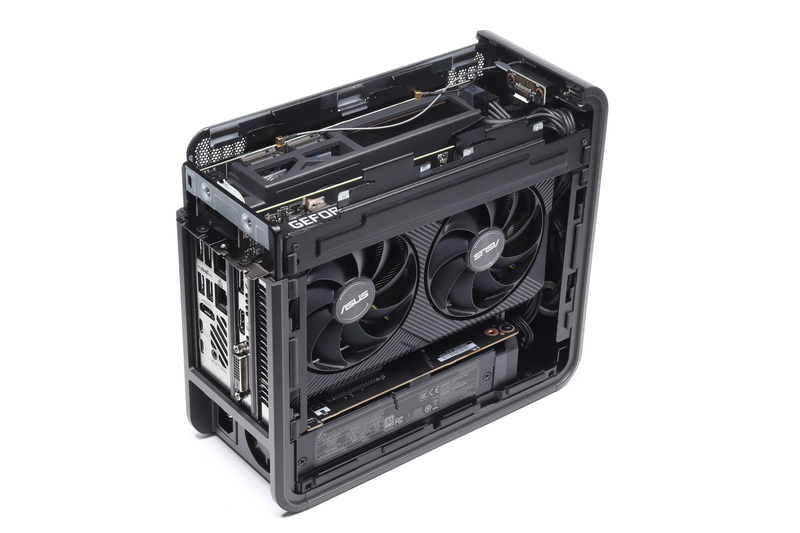ASUS DUAL-RTX2070-O8G-MINIを搭載したNUC 9 Pro。拡張カードの搭載スペースにぴったり収まっている