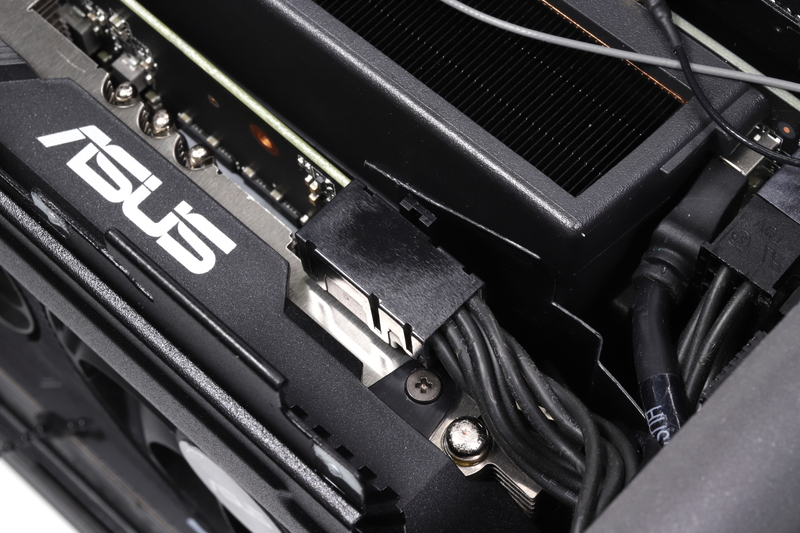 補助電源にはL字型の8ピンコネクタを利用した