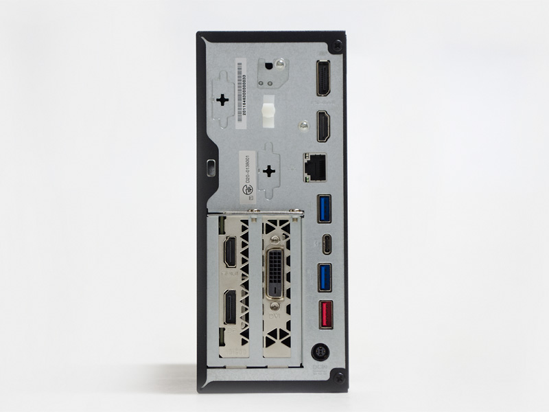 背面。上のDisplayPort/HDMIは未使用。Gigabit Ethernet、USB 3.0、Thunderbolt 3、USB 3.1、USB 3.0、電源入力。拡張スロットにDVI、HDMI、DisplayPort