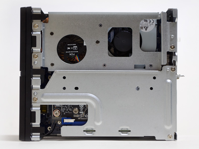 側面(カバーを外したところ)。ファンやdGPUを固定するプレートで覆われているため、基板はほとんど見えない