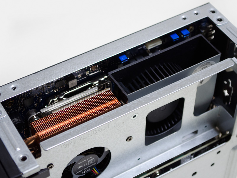 内部1(CPU側)。CPUファンと、システムファンの2基あるのがわかる