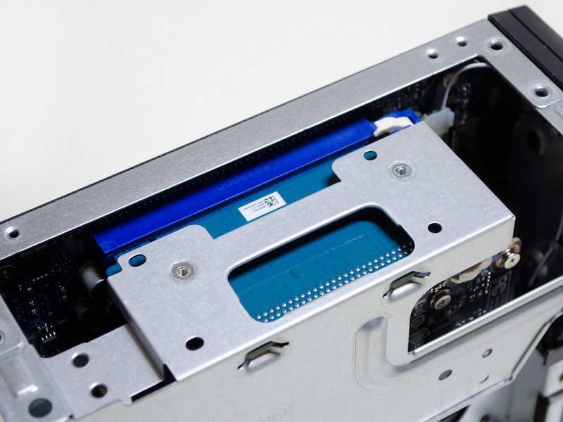 内部2(GPU側)。ライザーカードを使ってdGPUを固定している