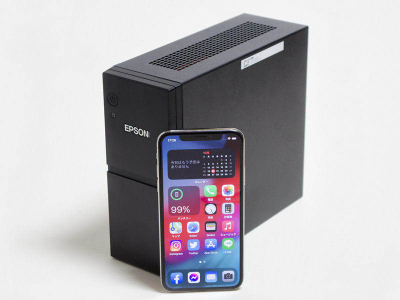 iPhone Xとの比較。NUCよりは大きいものの、結構コンパクトなのがわかるだろうか