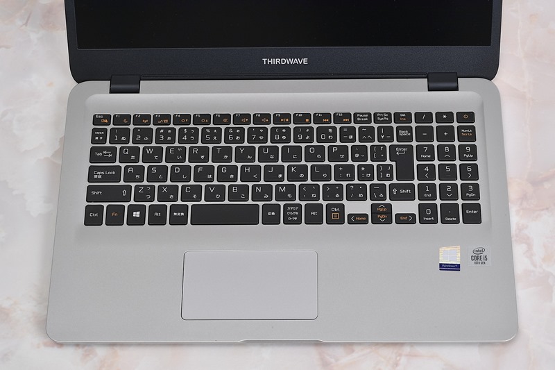 キーボードは、右側にテンキーを装備するタイプ