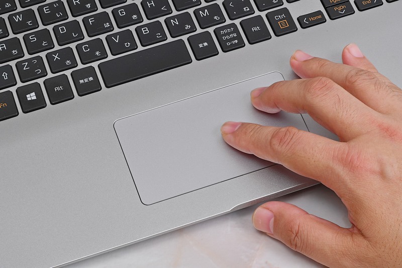 タッチパッドは実測値で幅10.7cm、奥行きは6.1cm。マルチタッチにも対応する