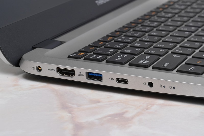 右側面にはMicroSDメモリーカードスロット、USB 3.0ポート、有線LANポート、セキュリティスロットを備える