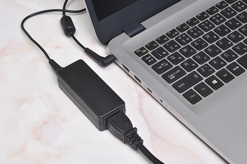 ACアダプタも小さめなので、出張時は鞄に入れて一緒に持ち歩くのも楽だ