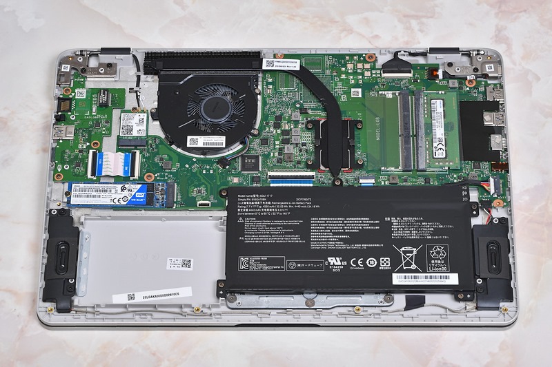 底面のカバーを外せば、基板上のメモリスロットやM.2スロットにアクセスできる