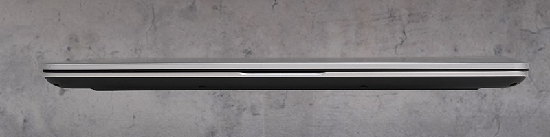 液晶を閉めた状態の4側面。厚さは2cm弱なので実際にかなり薄型に仕上がっているが、ツートーンのデザインも相まって、薄くシャープな印象が強い