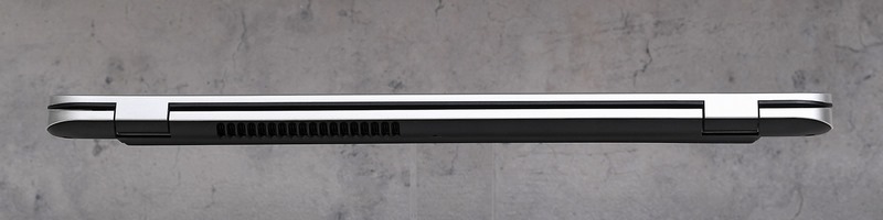 液晶を閉めた状態の4側面。厚さは2cm弱なので実際にかなり薄型に仕上がっているが、ツートーンのデザインも相まって、薄くシャープな印象が強い