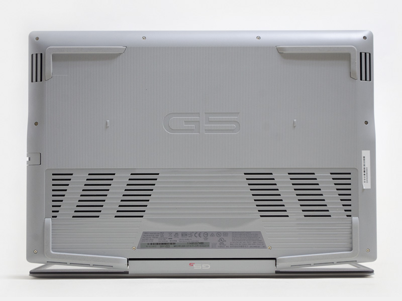 裏。四隅にゴム足、手前左右のスリットにスピーカー。ヒンジ中央に小さくG5のロゴ