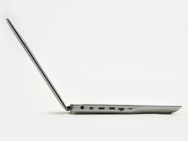 横から。それなりに厚みがある。若干手前に傾いているのがわかる