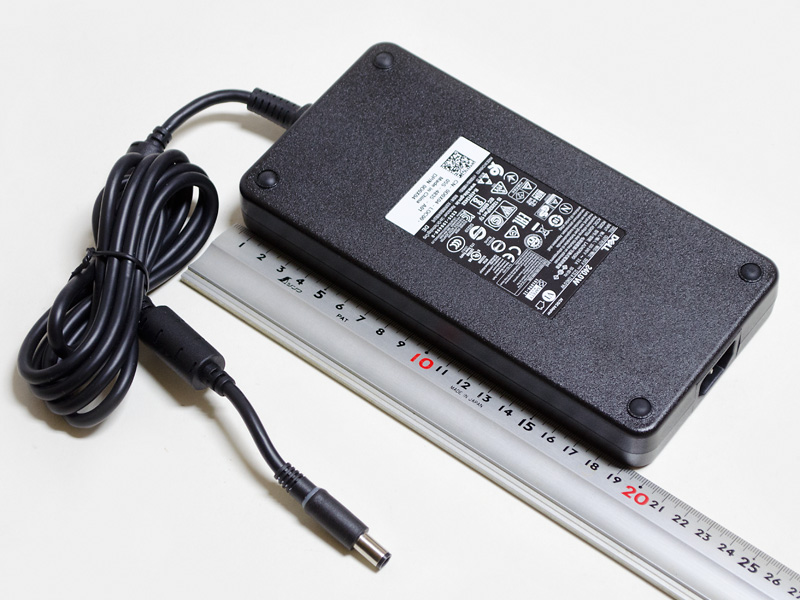付属のACアダプタは約195×100×25mm(幅×奥行き×高さ)、重量767gとかなり大きめ。出力19.5V/12.31A