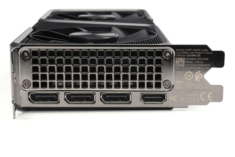 ブラケット部。画面出力端子はHDMI 2.1(1基)とDisplayPort 1.4a(3基)