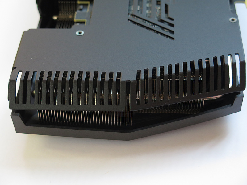 クーラーより基板のほうが短いというのは最近どのビデオカードでも共通のようだ。バックカバーが折り曲げ処理されており、ヒートシンクフィンで手がケガしないような配慮がなされている