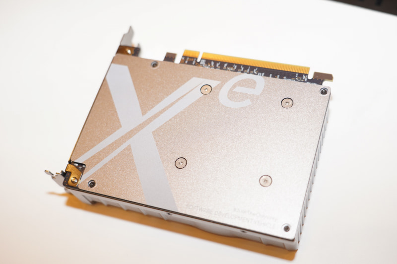 IntelがCESで公開した<a href="https://pc.watch.impress.co.jp/docs/news/event/1228480.html">DG1</a>の開発キット。デスクトップパソコン向けにはこれをベースにしたバージョンが、Rocket Lake-S向けとしてOEM専用で提供される(CES 2020で撮影)