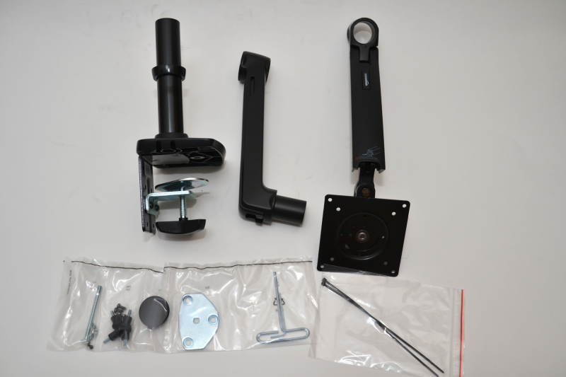 ディスプレイアームの部品を並べてみた。細かい部品がいくつかあるが、使わない部品も多い