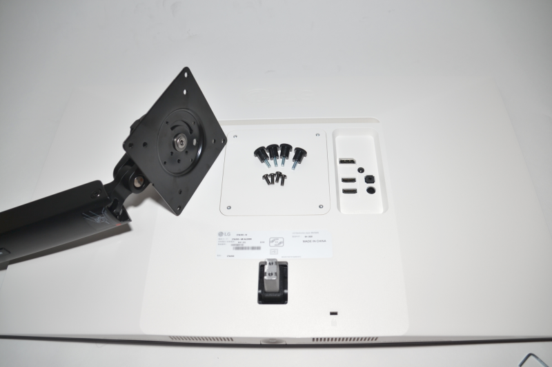 ディスプレイの背面にあるVESAマウント部分に、ディスプレイアームの先端部品を取りつける。ネジは2種類入っていて、どちらを使ってもいい