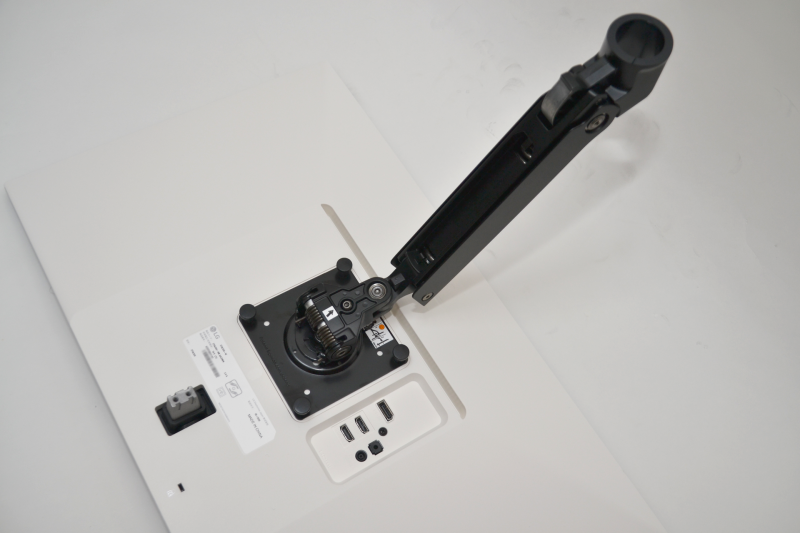 今回は手締めネジで取りつけた。アームがディスプレイ上方に伸びるかたちになるが、これでいい