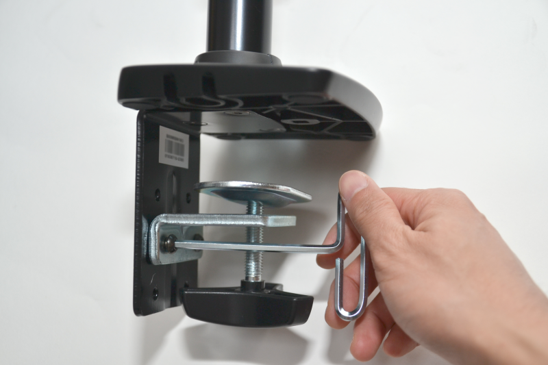 土台は取りつけるテーブルの厚みに合わせて、付属の六角棒レンチで取り付け位置を3段階に調整できる