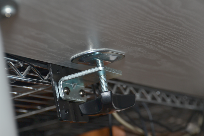 下からハンドルで締めて固定する。これで土台は完成