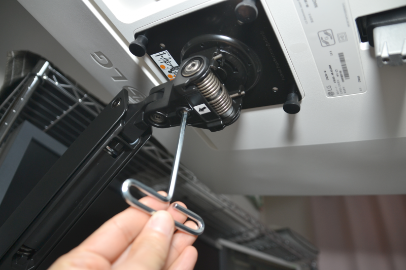 アームの可動部のテンションを緩める