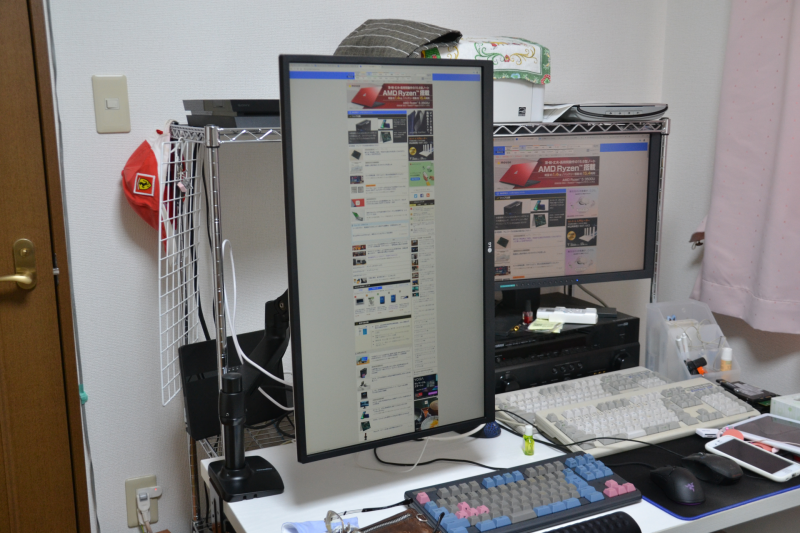 ディスプレイの回転も可能なので、縦表示にするのも簡単だ