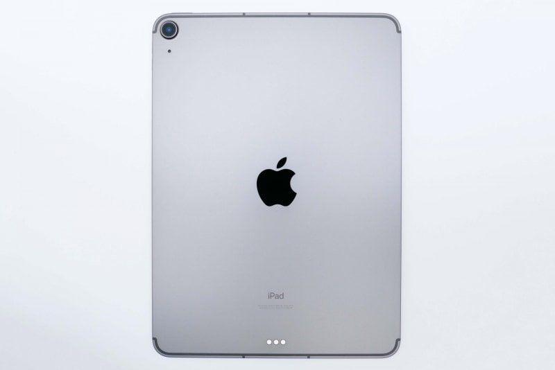 本体背面。筐体材質には100%再生アルミニウムが使われている