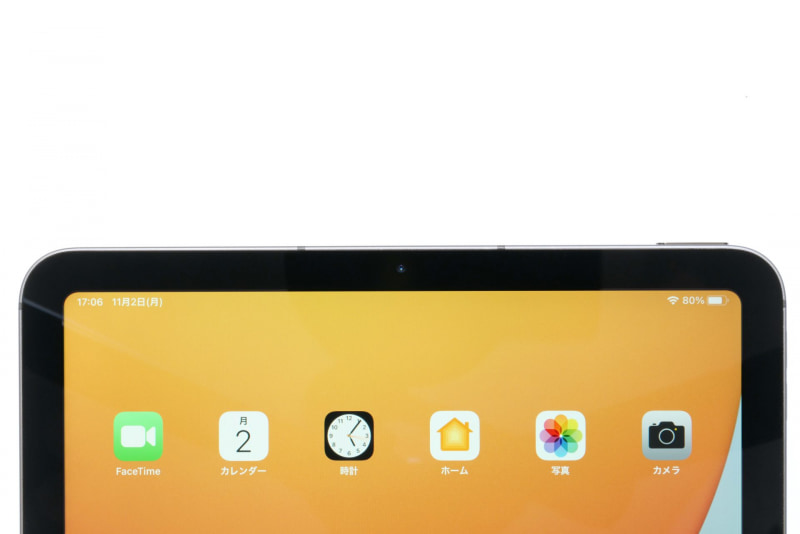 ディスプレイ上部には前面カメラ(700万画素)と環境光センサーなどが内蔵