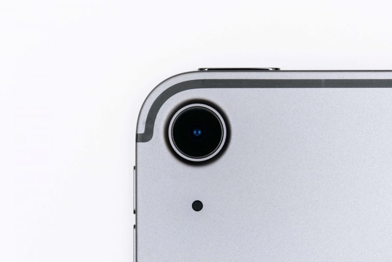 本体背面左上には広角カメラ(1,200万画素、F1.8)とマイクが配置