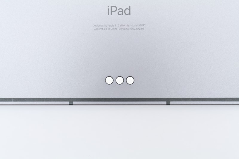 本体背面下部にはMagic KeyboardやSmart Keyboard Folioと接続するためのSmart Connectorが用意されている