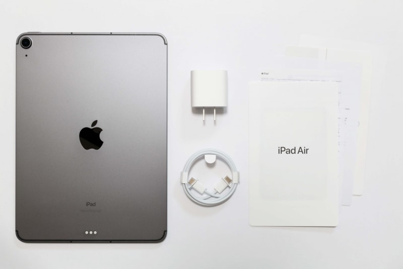 パッケージには、本体、「20W USB-C電源アダプタ」、「USB-C充電ケーブル(1m)」、説明書類(クイックスタートガイド、各種注意事項、パソコンリサイクルについて、SIMピン、ステッカー)が同梱されている