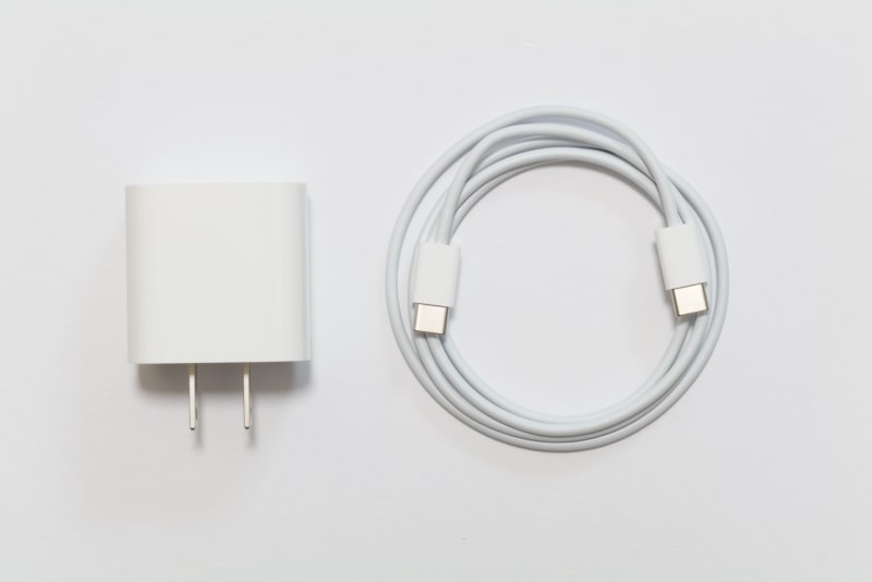 20W USB-C電源アダプタとUSB-C充電ケーブル(1m)