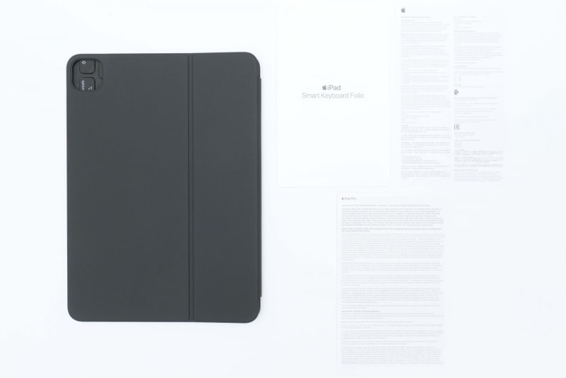 Smart Keyboard Folioのパッケージには、Smart Keyboard Folio本体と説明書類(クイックスタートガイド、Apple製品1年限定保証の概要、Regulatory Compliance Information)が同梱