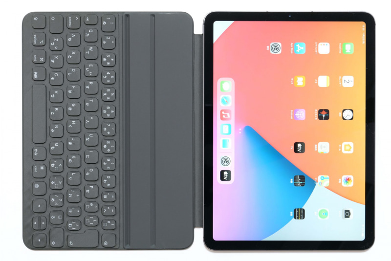 Smart Keyboard Folioのキーボード側がディスプレイを保護するカバーとなる