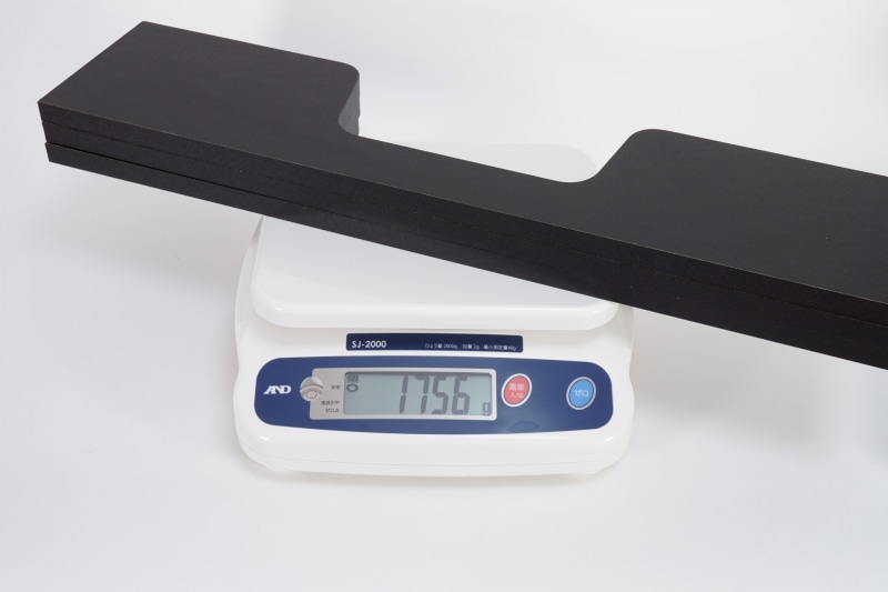 棚板は木製だがしっかりしており柔くない。1枚の重量は572gだった