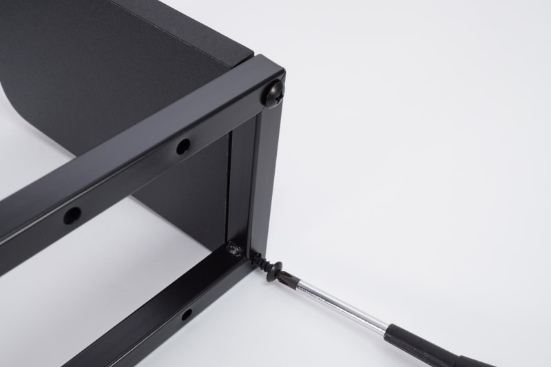 棚板の側面にフレームを挟んでネジ止めしていく