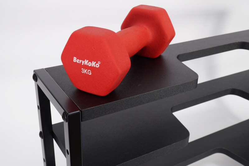 棚板1枚あたり2.5kgまでとされているが、3kgの鉄アレイではびくともしなかった