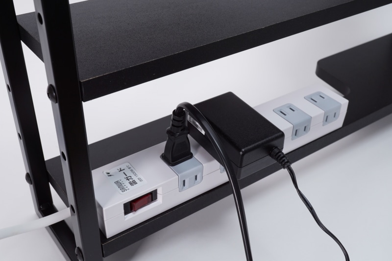 2つ飛ばしで設置した棚板なら上にプラグを差しても引っかからない