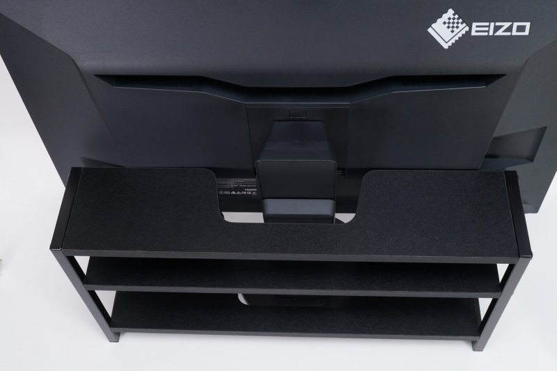 スタンドの作りにもよるだろうが、ほとんどのディスプレイにしっかりと棚板を寄せられるはずだ