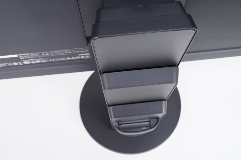 スタンドの作りにもよるだろうが、ほとんどのディスプレイにしっかりと棚板を寄せられるはずだ