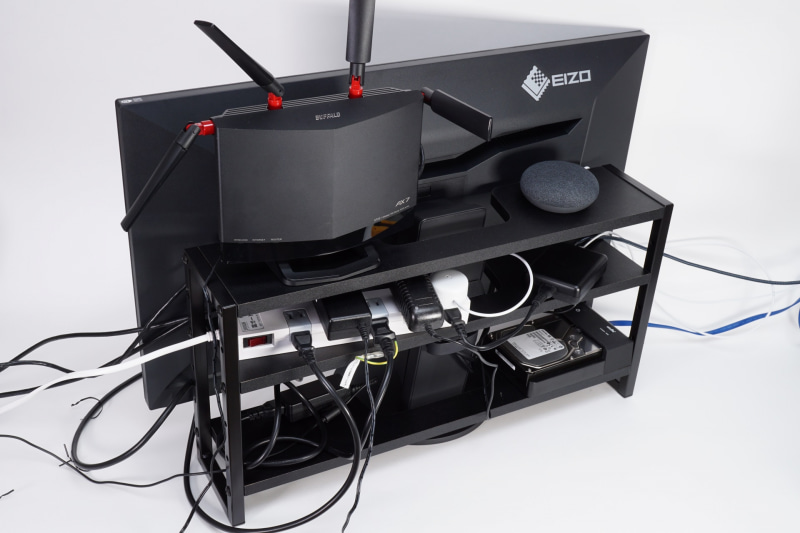 棚板のくぼみまでの幅は大体20cmあるので、Wi-FiルーターやHDDケース、NASも置ける