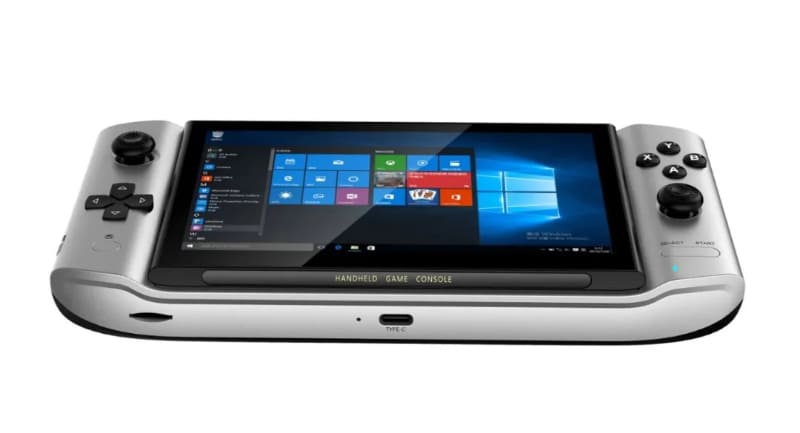 この写真のみ、右のアナログスティックの位置が異なるが、実機ではどうなるかは不明だ