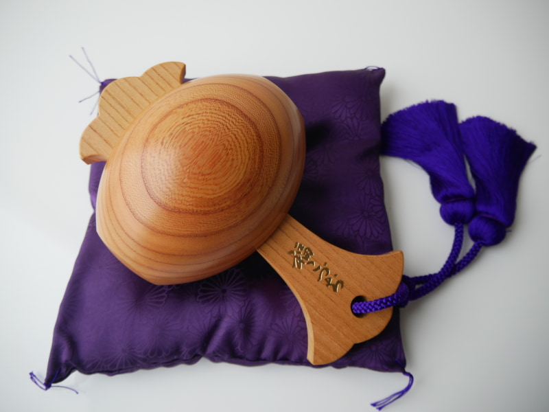 島根富士通の30周年に記念して作られた「福こづち」。出雲では、出雲大社の祭神「大国主大神(だいこく様)」が持つ「打ち出の小槌」にちなみ、祝い事の際には、こづちが縁起物として贈られる風習がある。「創業三十周年」、「島根富士通」の文字も刻まれている