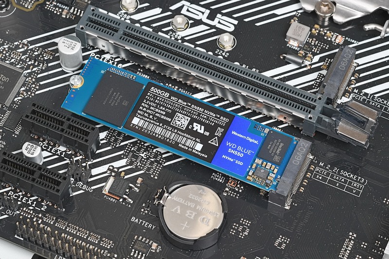 ストレージは高速なNVMe SSDで500GB。現在大人気のWD Blue SN550が採用されている。メモリは8GB×2枚と余裕のある構成