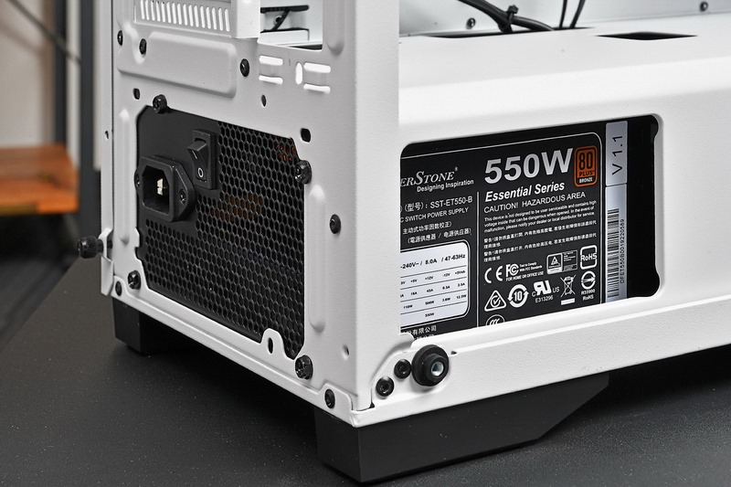 電源は550W。最新のハイエンドビデオカード以外には十分対応できる