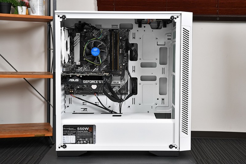 側面から見たPC内部。内部のスペースには余裕があり、大型のビデオカードや簡易水冷クーラーにも対応できるだけの拡張性が確保されている